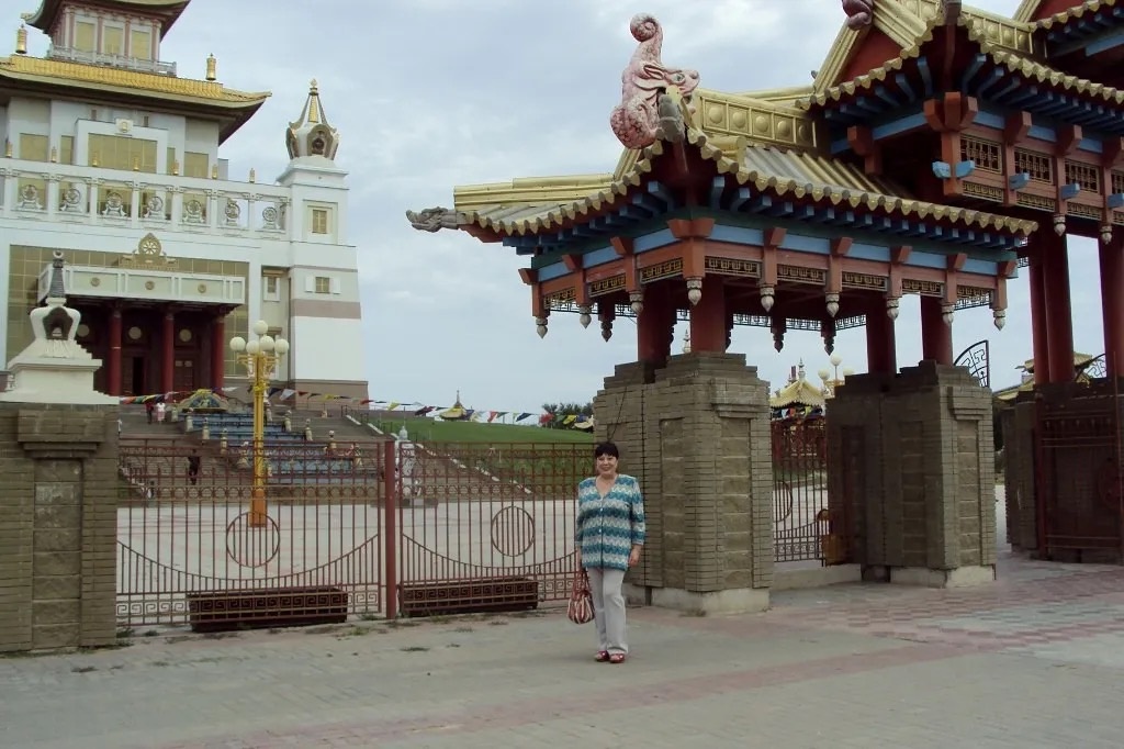 ЭЛИСТА    у входа в буддийский храм.