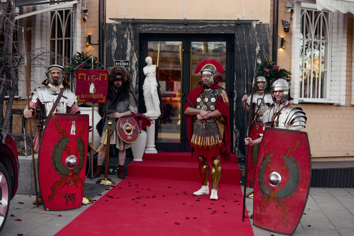 красная дорожка в лепестках роз и Римские легионеры- на встрече гостей!