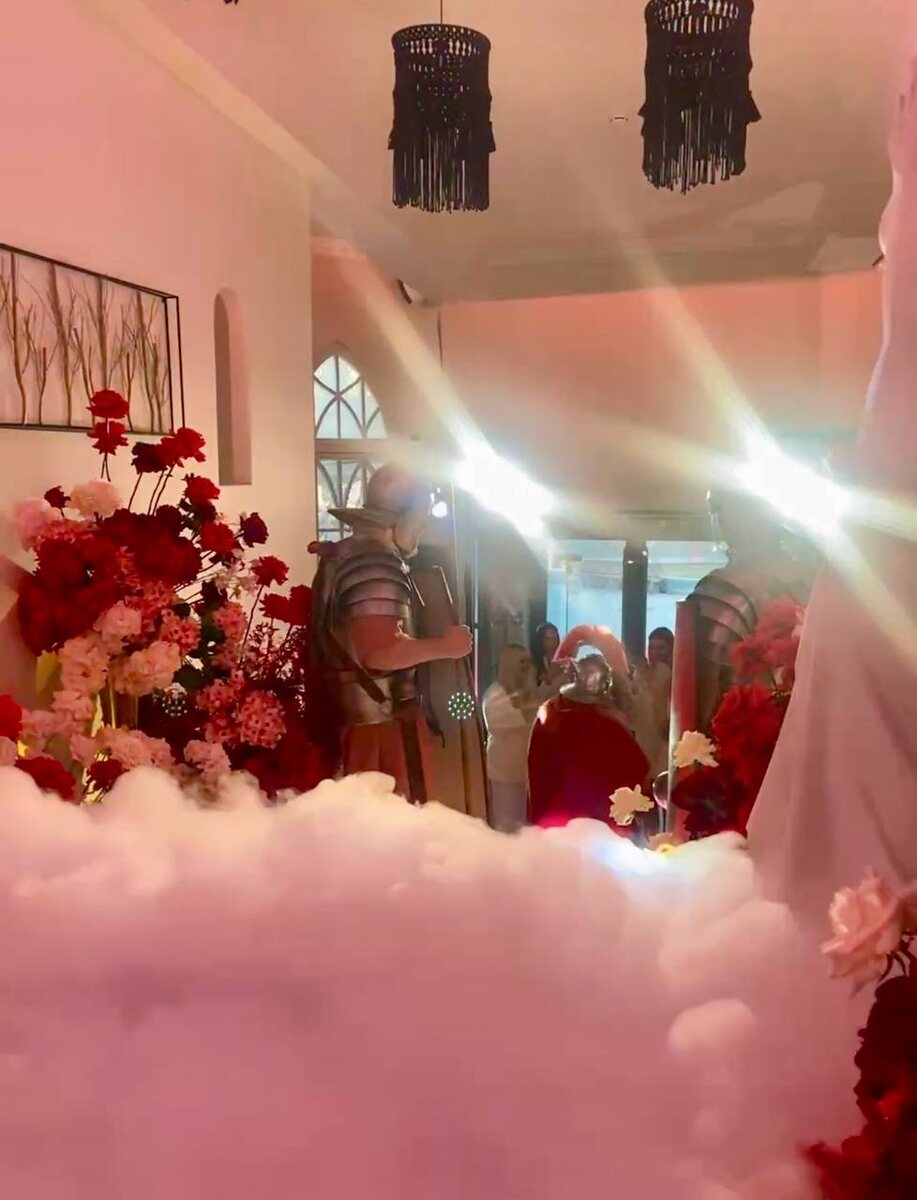 Под песню "Я-царица" Анны Асти  гости втсречали именинницу, а тяжелый дым добавлял ВАУ-эффект на белоснежной лестнице, усыпанной розами