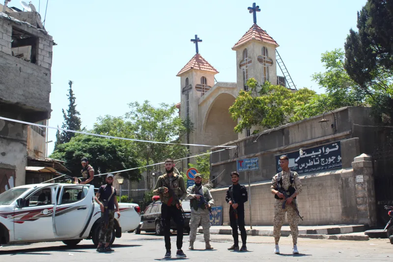 Сирийские силы безопасности обеспечивают безопасность района после бомбардировки ИГИЛ в Дамаске, июнь 2025 г. Фирас Макдеси / Reuters.