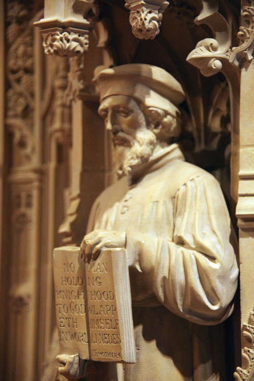 Фигура Лэнгтона крупным планом на Кентерберийской кафедре в Вашингтонском кафедральном соборе в Вашингтоне, округ Колумбия.