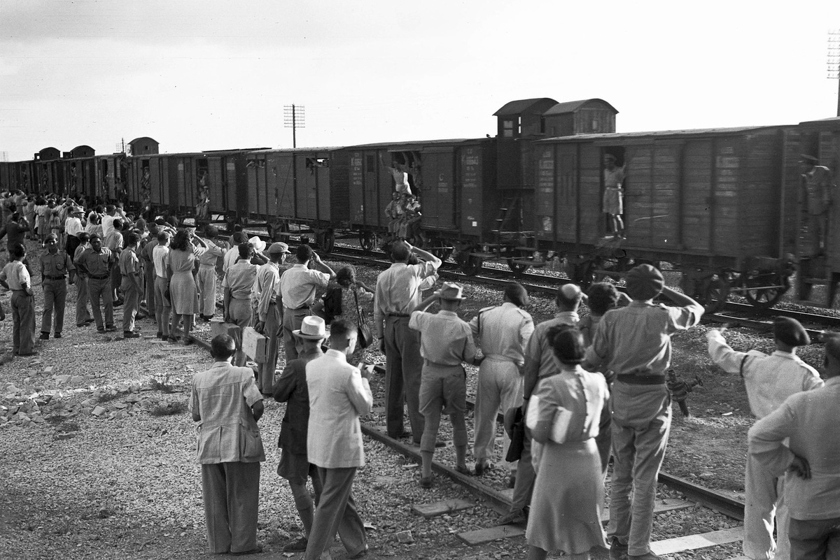    Новые иммигранты добираются поездом из порта Хайфы в иммигрантский лагерь Атлит. 1945 год. / andcvet.narod.ru
