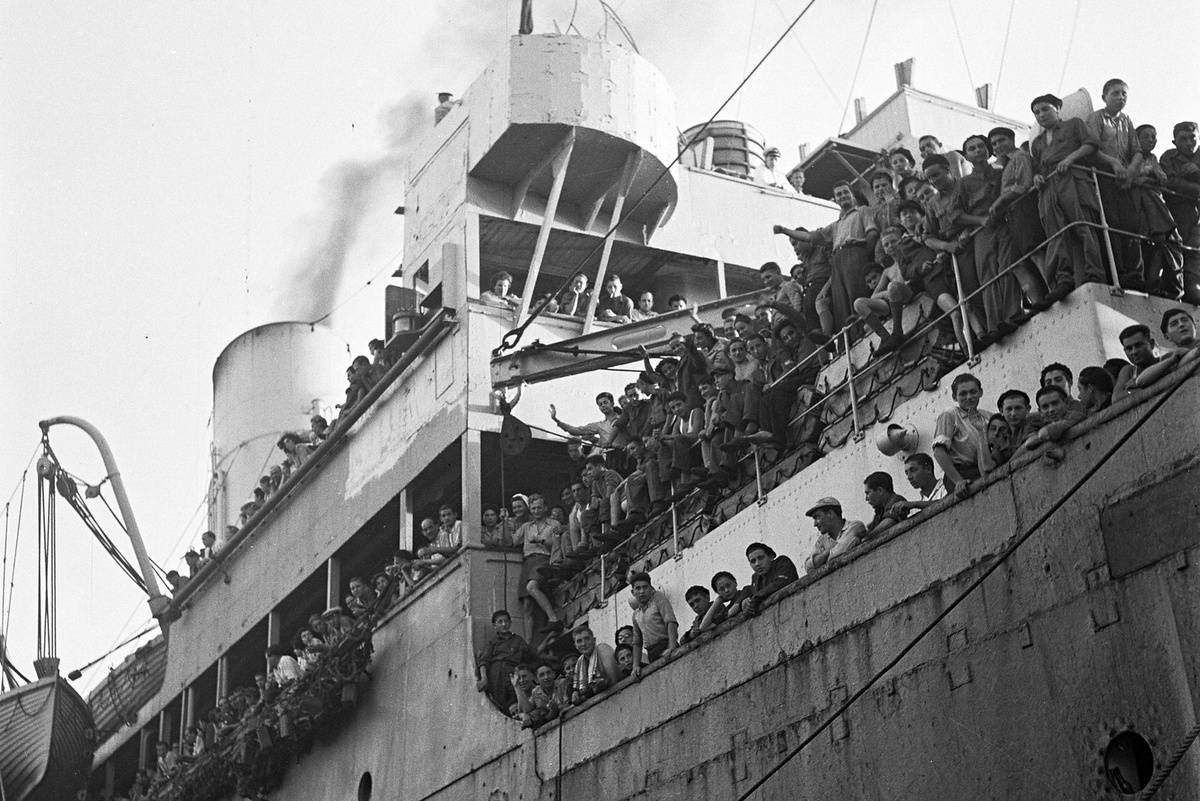   204 еврея, выживших в нацистских концлагерях в Европе, прибывают в порт Хайфы на британском корабле. 1945 год./andcvet.narod.ru