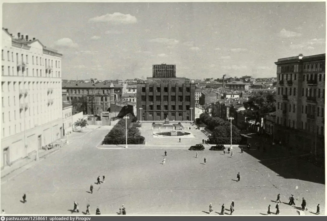 Советская (Тверская) площадь от здания Моссовета, 1942