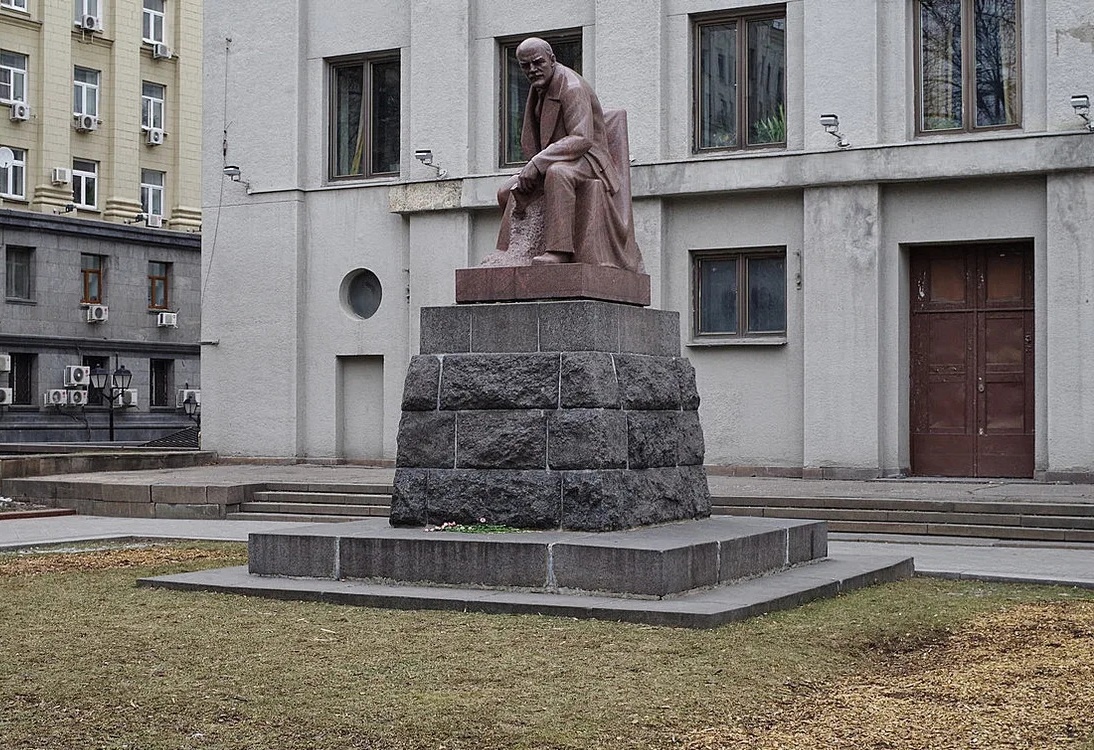 Ленин перед партийным архивом, скульптор С. Д. Меркуров и архитектор И. А. Француз. Установлен в 1940 году