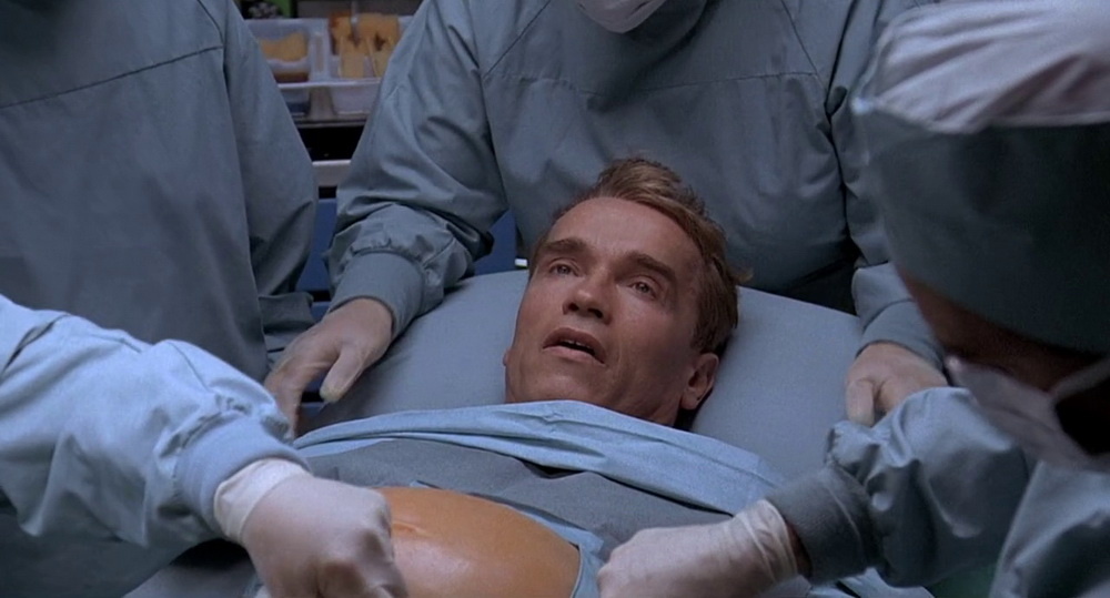 Арнольд Шварценеггер и Дэнни ДеВито в фильме "Джуниор" (1994)