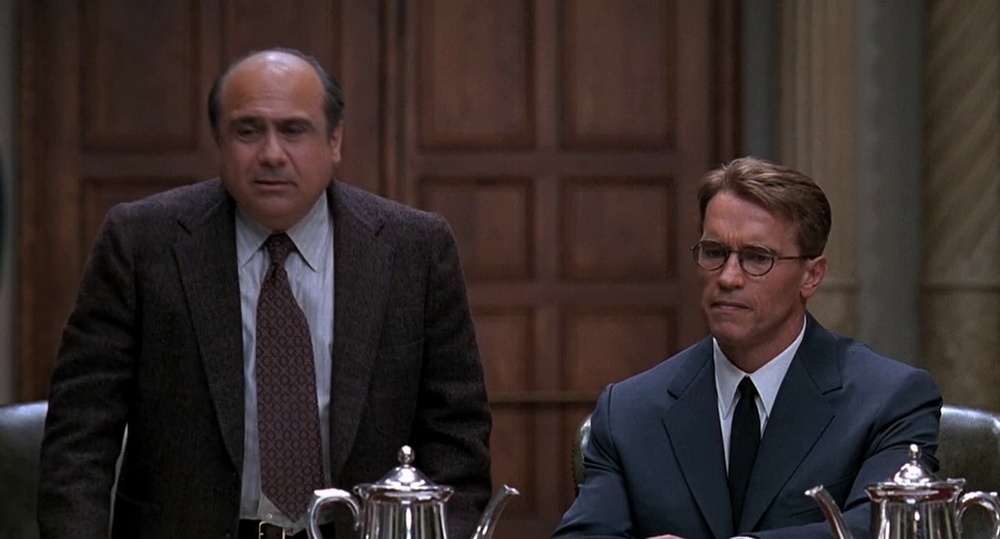 Арнольд Шварценеггер и Дэнни ДеВито в фильме "Джуниор" (1994)