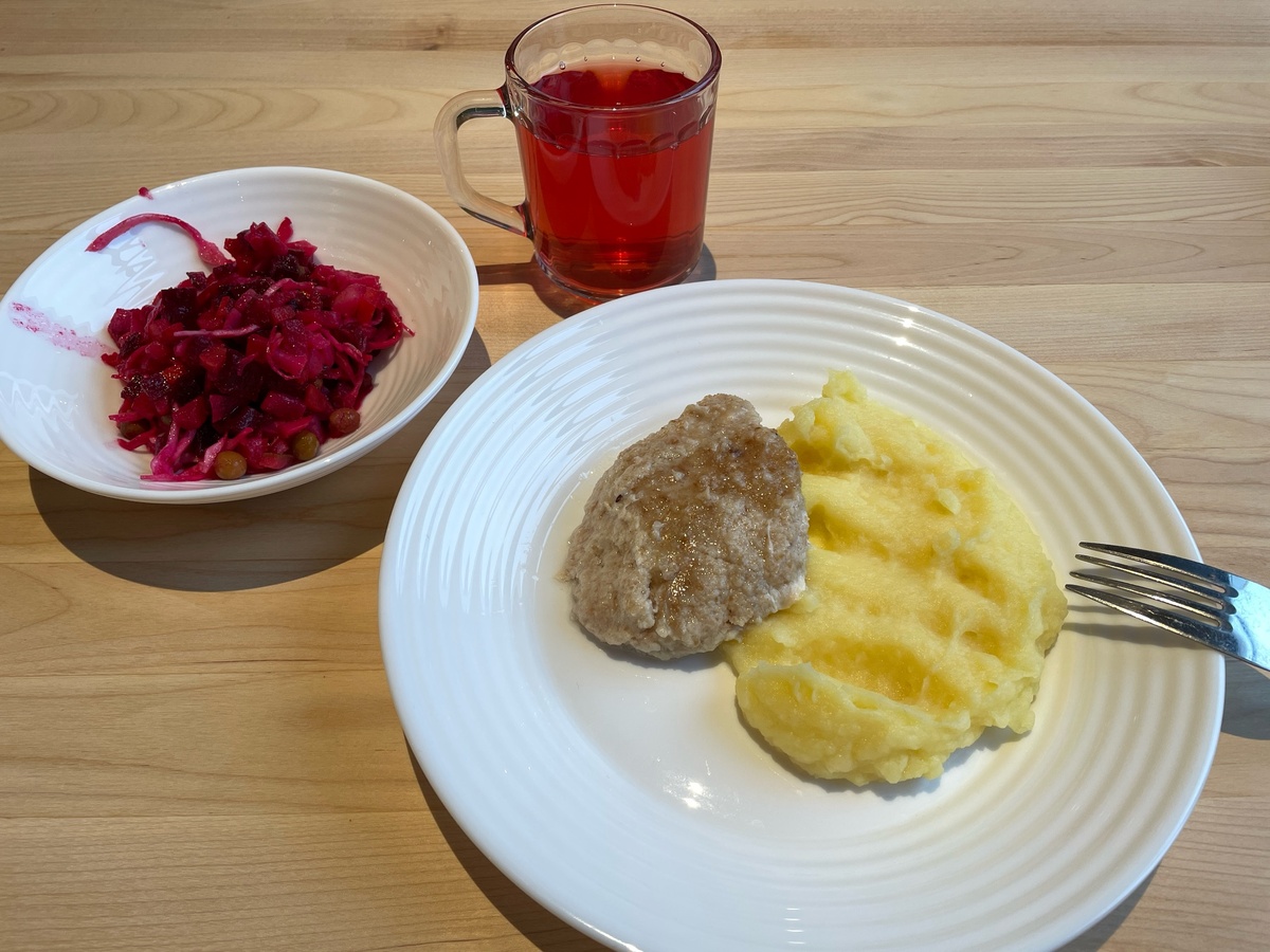    Сын устроился на подработку в Азбуку вкуса. Покажу, какая там зарплата и чем кормят работников в обед