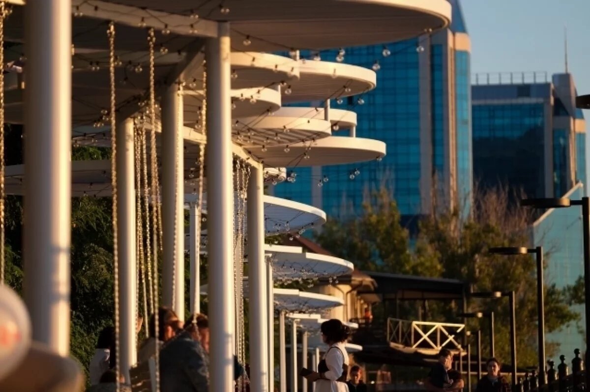    Комсомольская набережная в Астрахани засияла новыми красками после ремонта