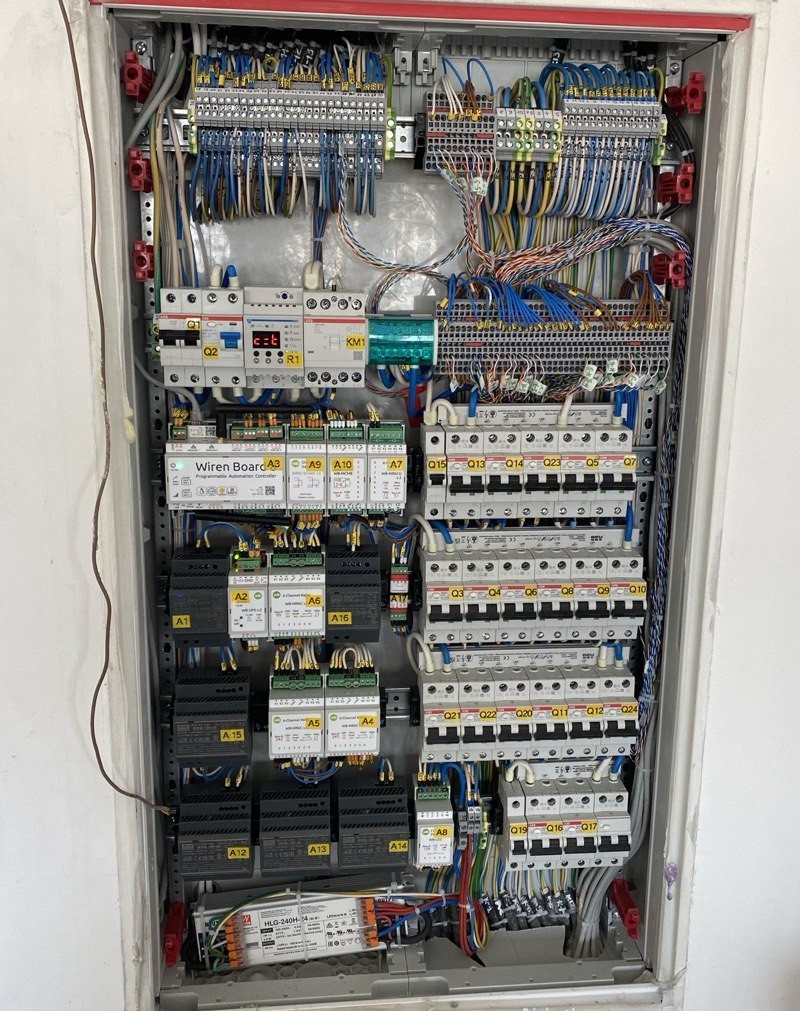 Блоки питания серии HDR для питания модулей реле в щите и трековых светильников 24В. 