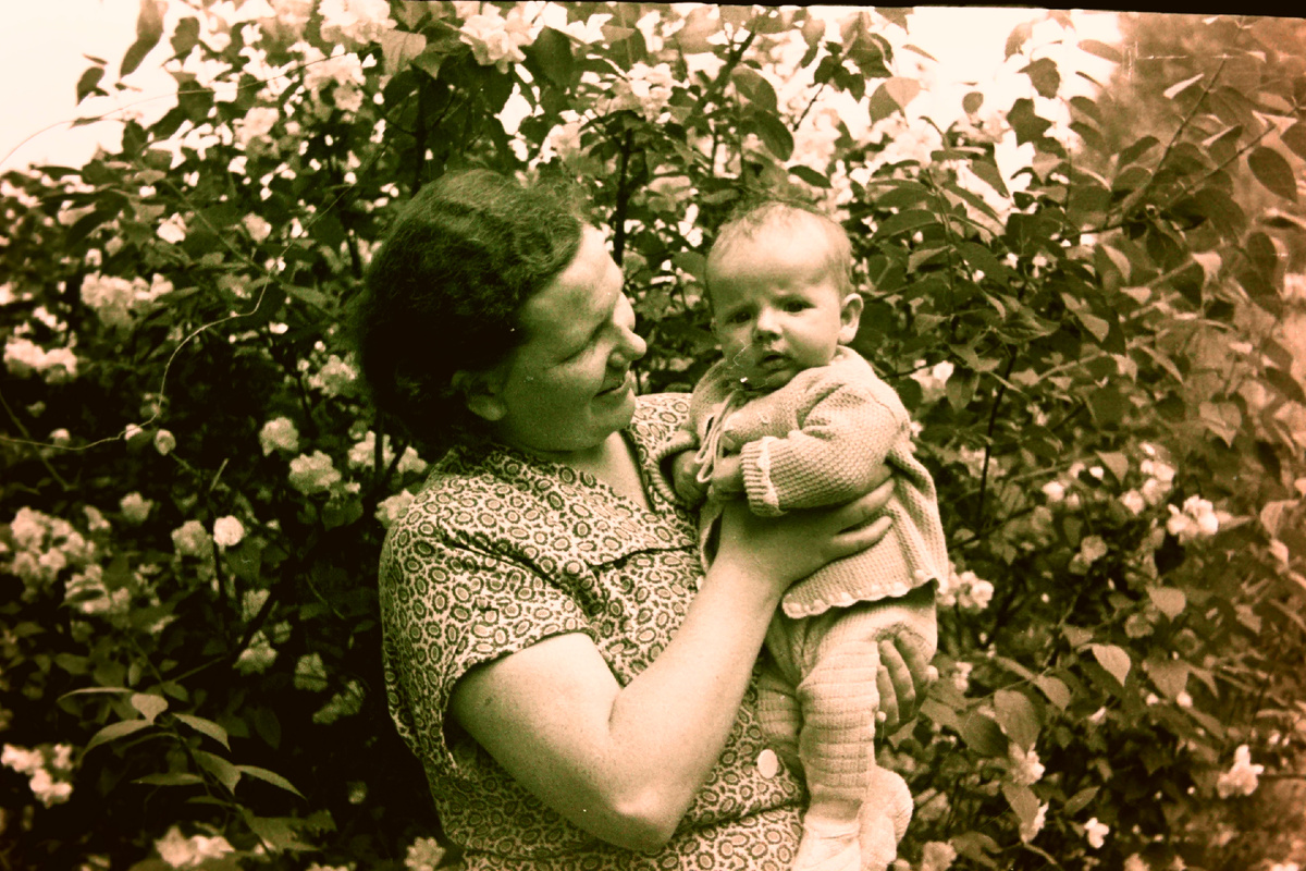 Автор канала с Мамой