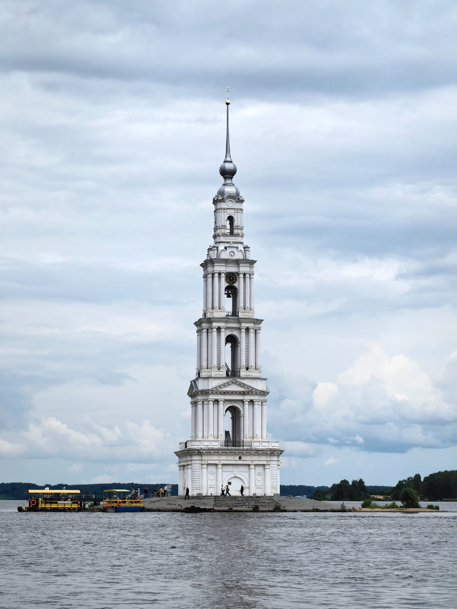 Затопленная колокольня в Калязине