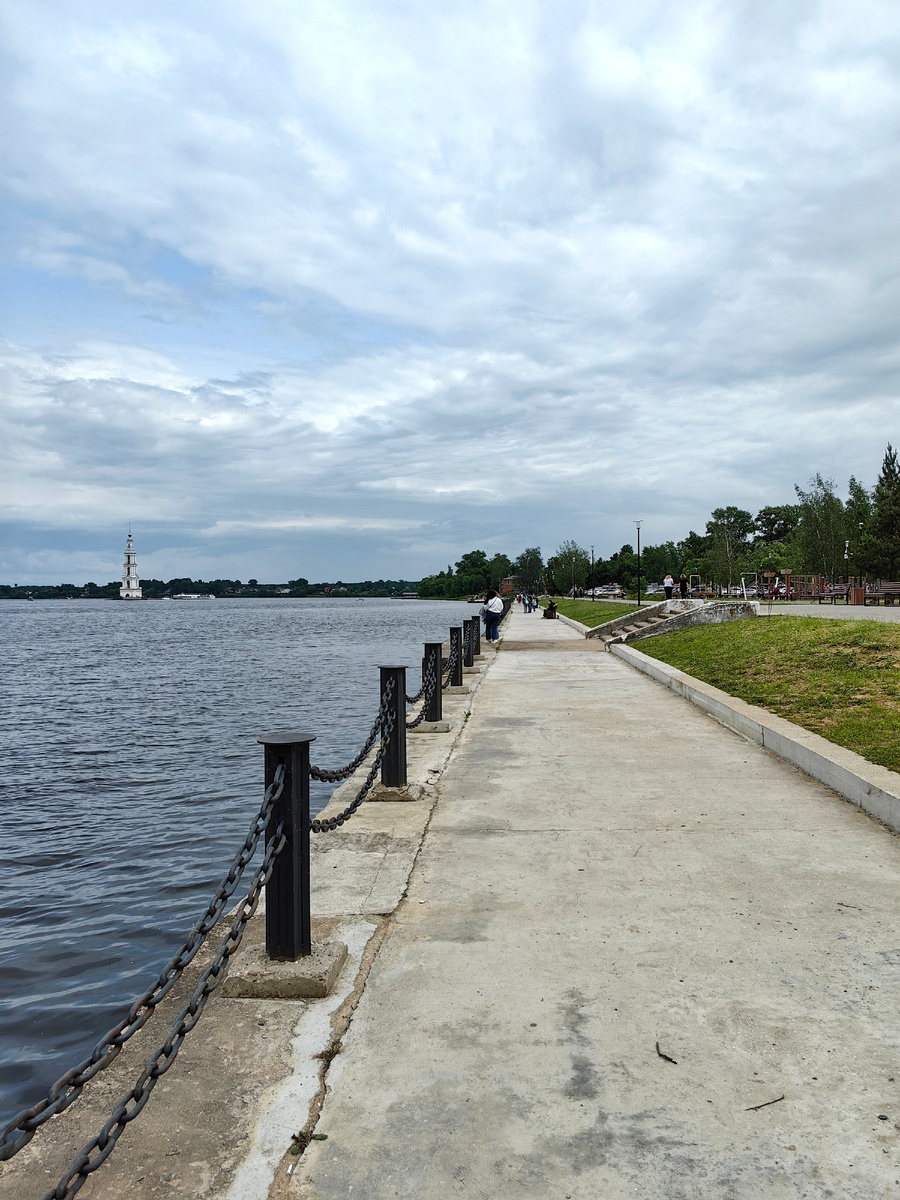 Вид на колокольню с набережной