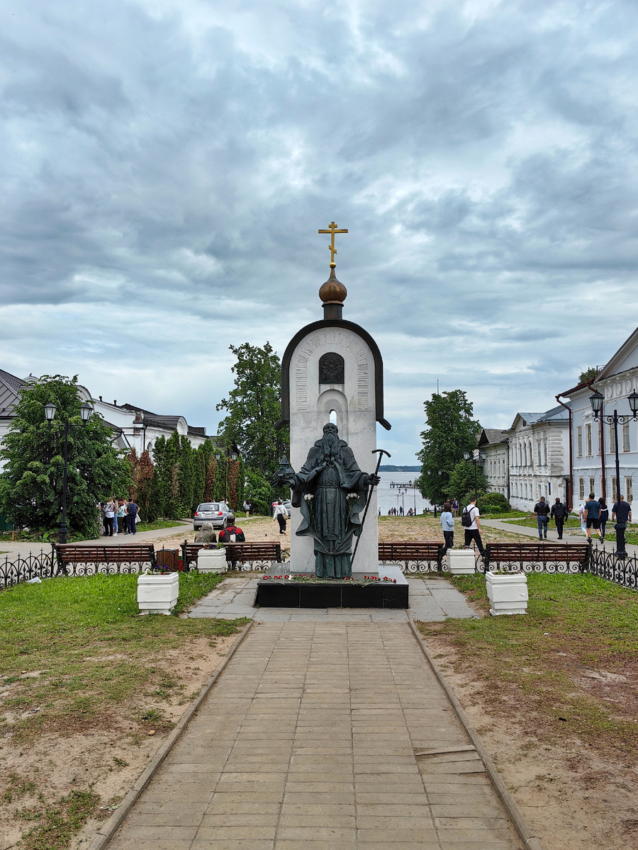 Памятник святому Макарию Калязинскому неподалеку от колокольни