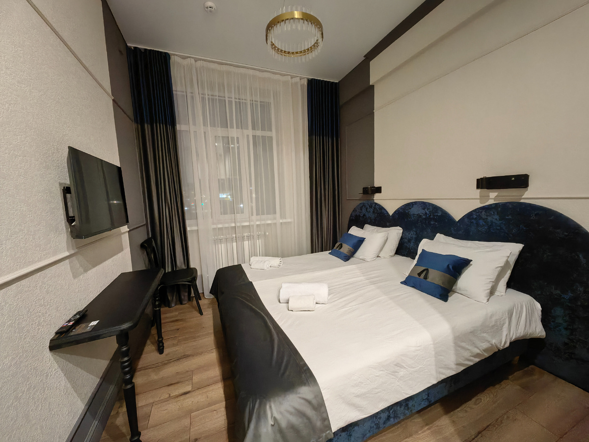 Наш номер в гостинице "Перрон" в Твери с видом на ж/д вокзал