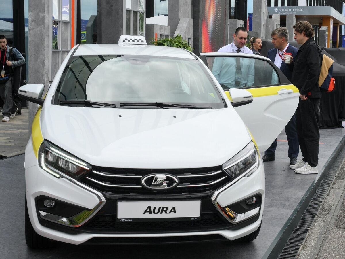    Lada Aura для такси на ПМЭФ-2025© РИА Новости / Илья Питалев