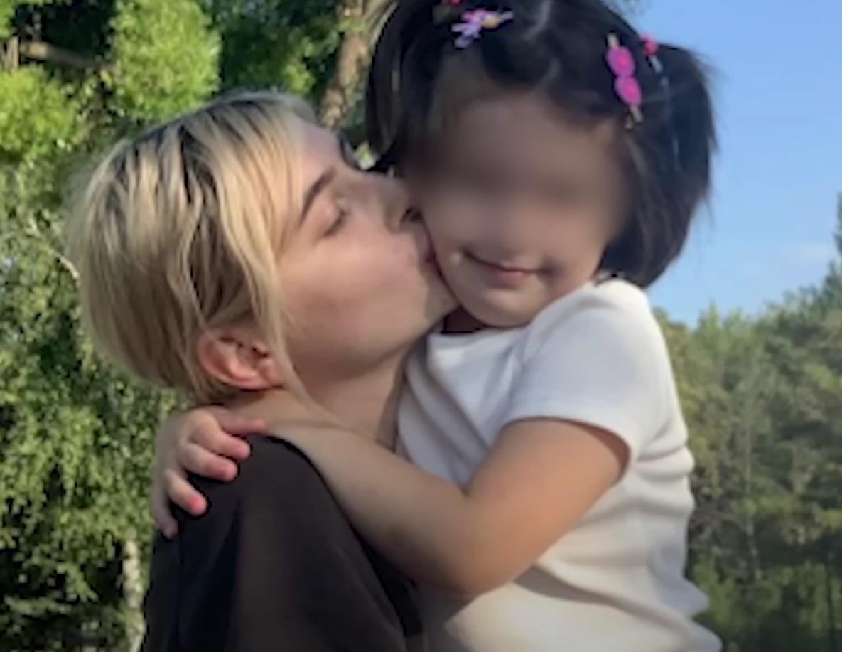 Девочка со своей старшей сестрой