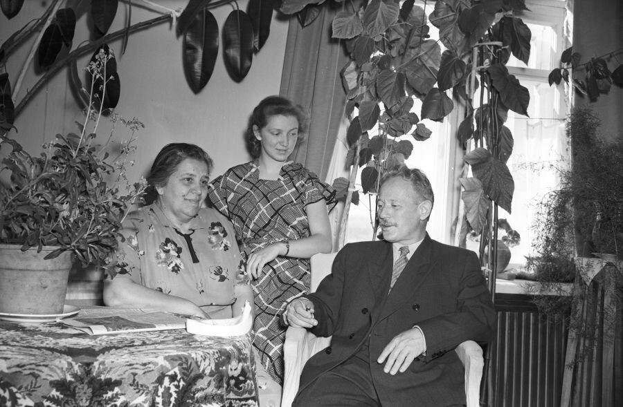    Писатель Михаил Александрович Шолохов (11(24).05.1905 — 21.02.1984), Мария Петровна Шолохова и младшая дочь писателя Мария. / Источник: © В. Турбин/РИА Новости