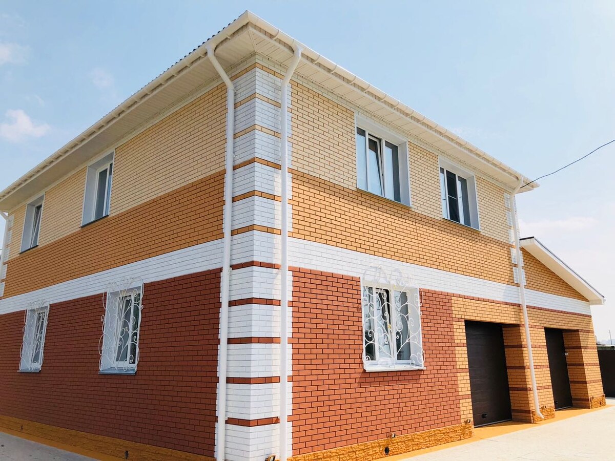 Кирпичный дом, выкрашенный резиновой краской SuperDecor