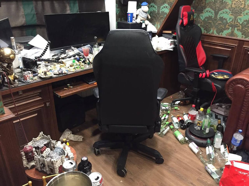 Это  точно не после обыска бардак. Фото старое (квартира Юрия Хованского, 9 июня 2021 года), зато хорошо видно и хорошую мебель, и ремонт когда-то хороший. т.е. люди не бедствовали 