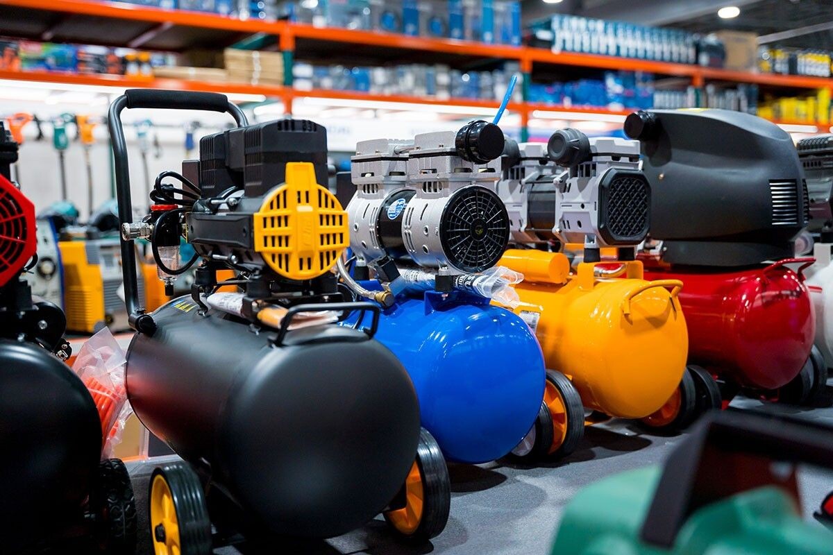 Для гаража хватает поршневого компрессора. Источник: Roman Zaiets / Shutterstock / FOTODOM📷
