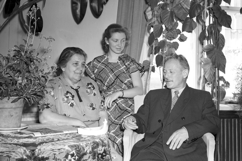    Писатель Михаил Александрович Шолохов, Мария Петровна Шолохова и младшая дочь писателя Мария . / В. Турбин/ РИА Новости