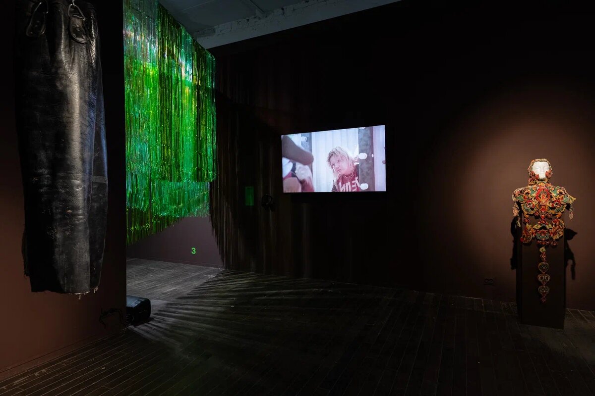 Фото экспонирования видео-инсталляции "пыльца и пыль" в HSE ART GALLERY