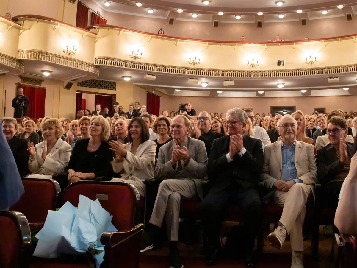 Сбор труппы в Театре Вахтангова 16 сентября 2025 года. Фото: Валерий Мясников.