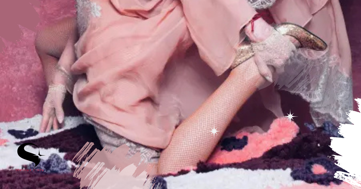 67-летняя Мадонна едва не вываливается из прозрачного кружевного платья на пикантной фотосессии