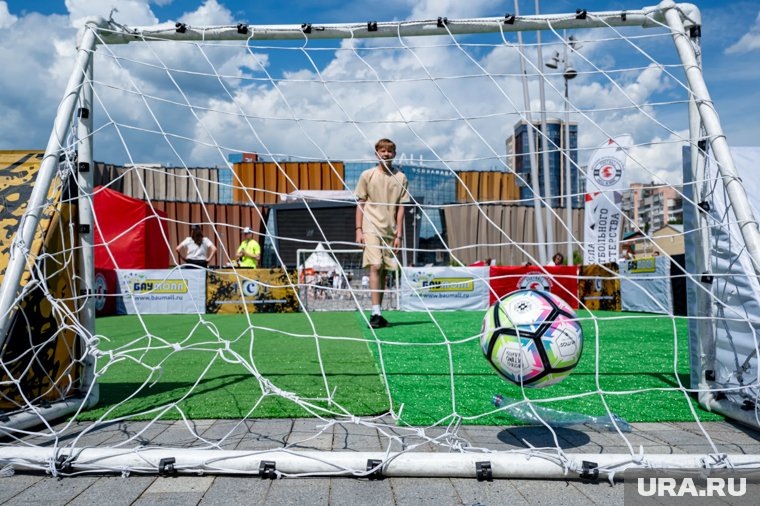    Школьникам в Екатеринбурге еще можно попасть в секцию по футболу, биатлону и шашкам