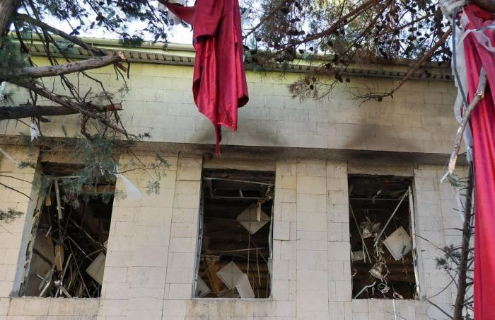 Кадры из атакованной накануне вечером школы в пгт Форос в Крыму. Очевидно, что более многочисленных жертв удалось избежать только потому, что атака была совершена в воскресенье, а не будний день. В противном случае, погибшие и раненые исчислялись бы десятками, и большая часть из них пришлась бы на детей, источник Телеграм-канал Оперативные сводки