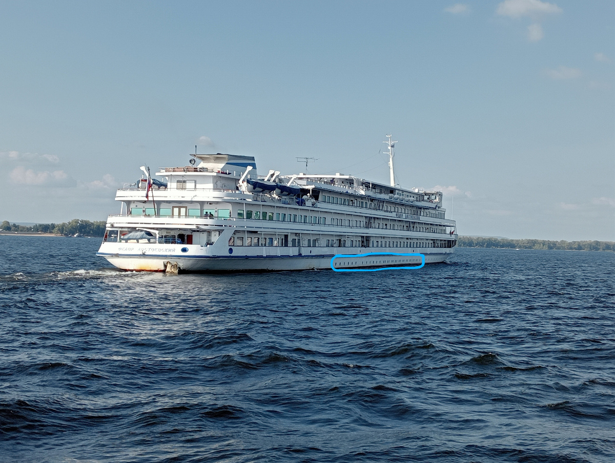 Кругленькие окошки, выделенный синим цветом это и есть окна кают в  трюме теплохода. На фото теплоход Федор Достоевский