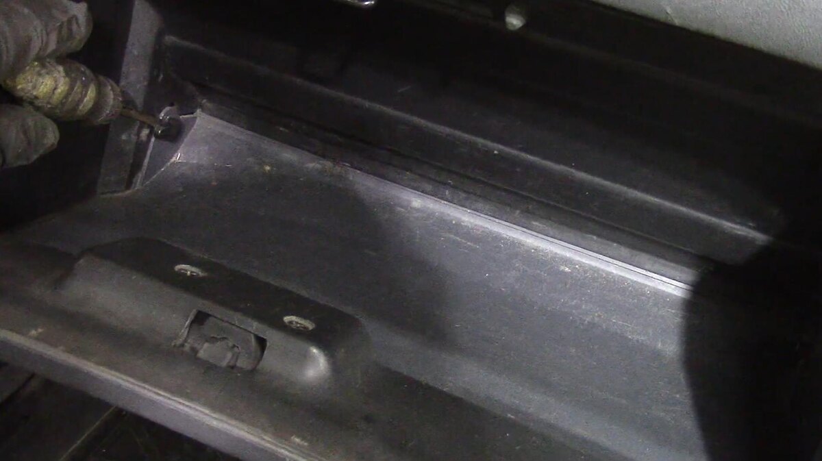 Снятие бардачка.