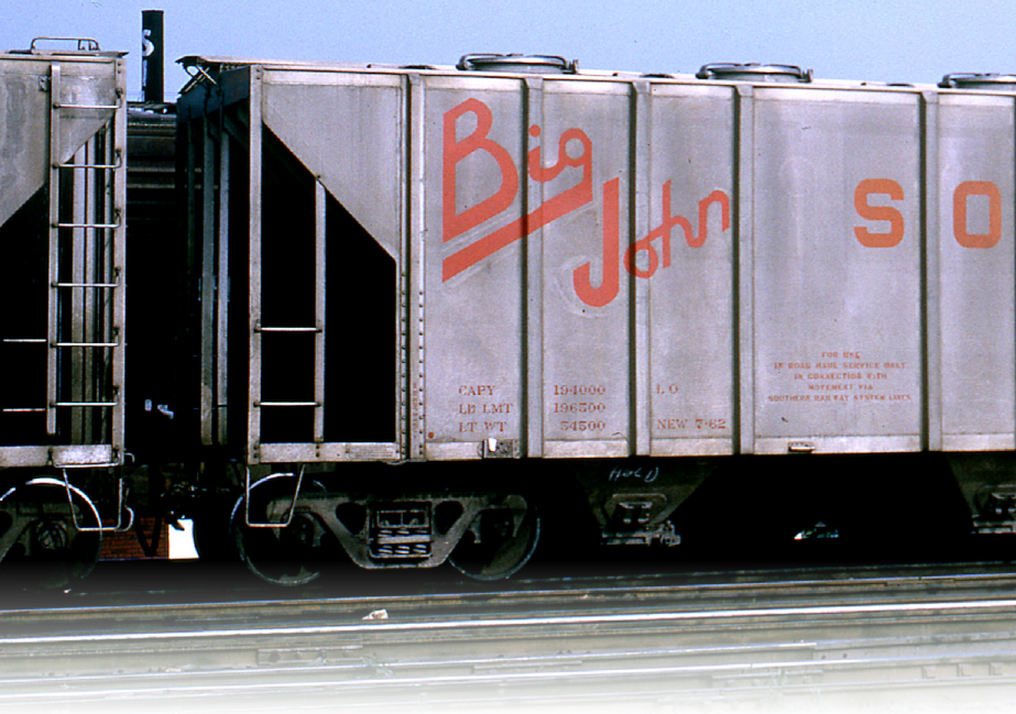 Алюминиевые вагоны «Big John» компании Southern, построенные фирмой Magor, стали первыми крупногабаритными крытыми хопперами, специально разработанными для перевозки зерна. Этот вагон объёмом 4 948 кубических футов, построенный в 1962 году, относится ко второй партии выпущенных вагонов. Его отличительные особенности — круглые люки на крыше и четыре разгрузочных отсека.