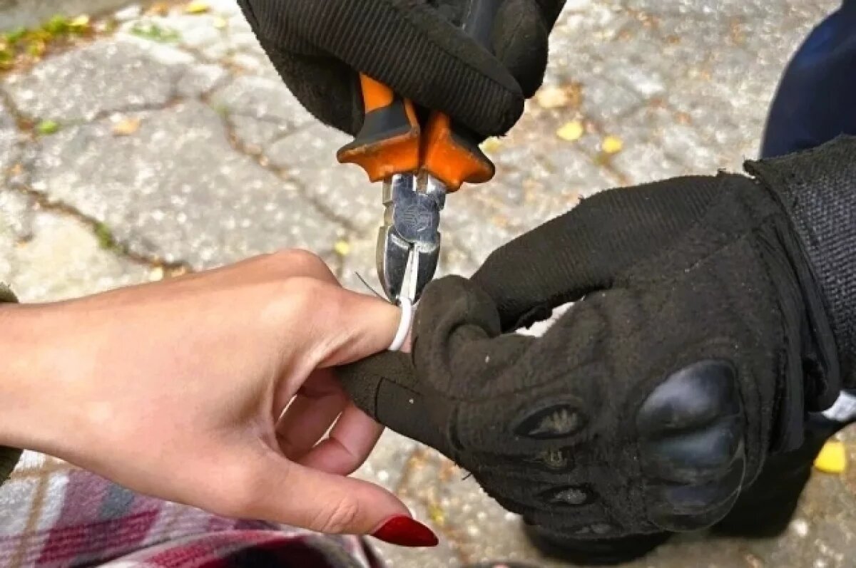    Спасатели помогли жительнице Ульяновска снять с пальца кольцо