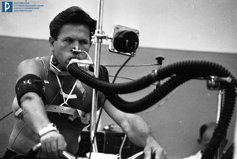 Колодин П.И. во время тренировки на велоэргометре. 1975 г. РГАНТД. Арх. № 0-10645