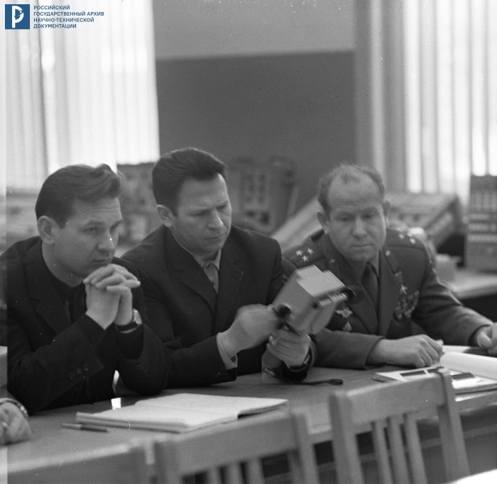 В.Н. Кубасов, П.И. Колодин и А.А. Леонов во время занятий по изучению бортовой аппаратуры. 1971 г. РГАНТД. Арх. № 1-10555