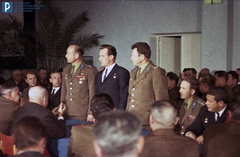 Заседание Госкомиссии. Стоят: А.А. Леонов, В.Н. Кубасов, П.И. Колодин. 4 июня 1971 г. РГАНТД. Арх. № 0-7054 цв.