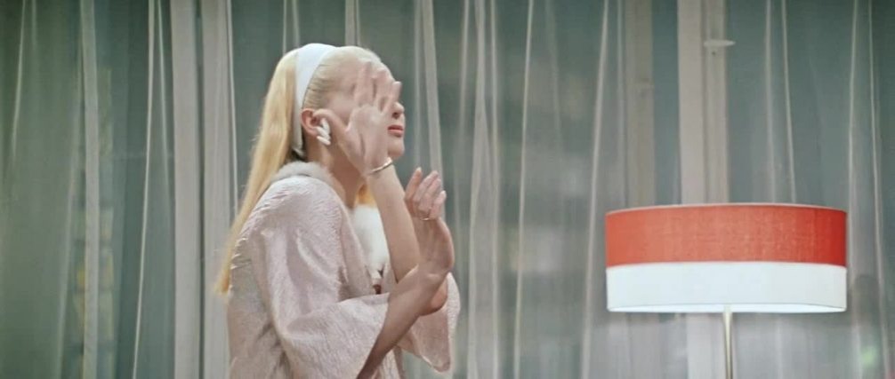   "Не виноватая я!". Фото: кадр из фильма "Бриллиантовая рука