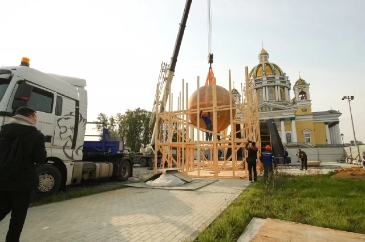    В Челябинск прибыл огромный шар для монумента «Собор Архистратига Михаила»