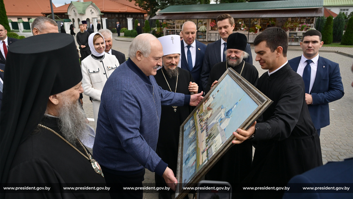 Александру Лукашенко подарили картину «Праздник в Жировичах» - Вербное воскресенье у Свято-Успенского собора, входящего в обитель. Фото: БелТА