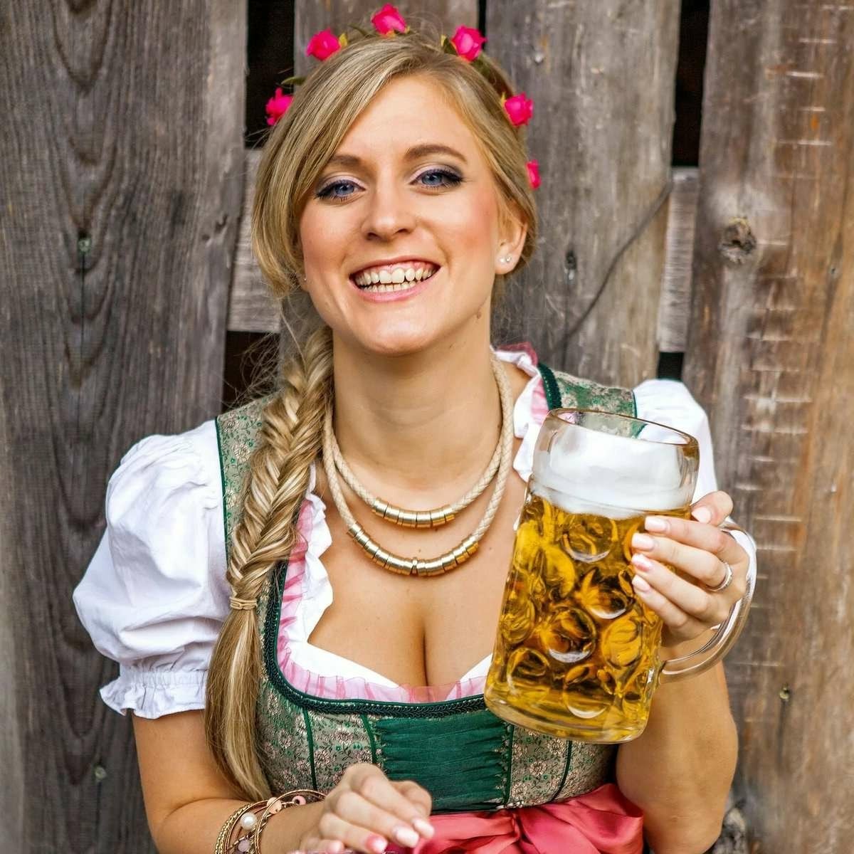 Такую девицу можно встретить и в России, и на Украине, и в Прибалтике. Я бы сказал, вполне годная деваха. Пока все пиво не выпьет…