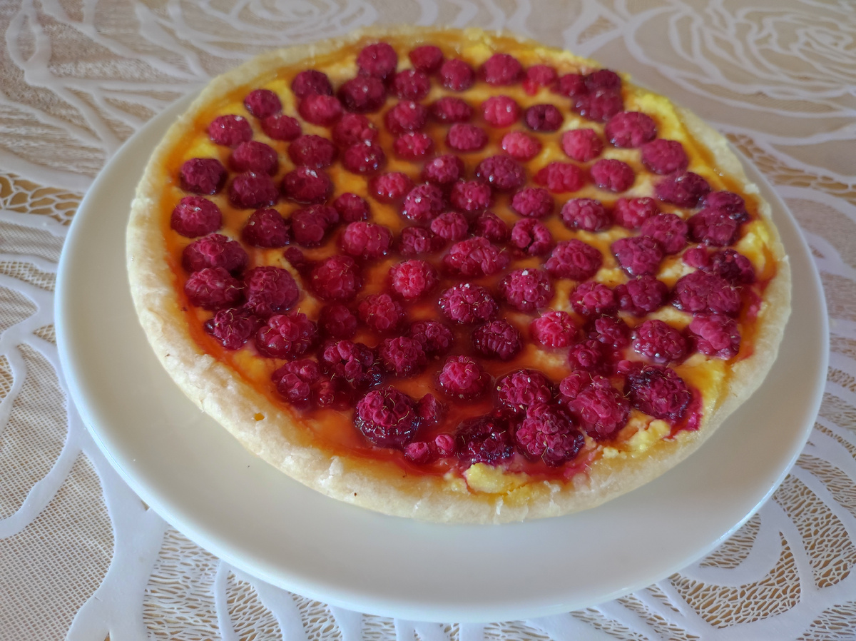Тесто песочное, а начинка из творога и малины. Фото автора.