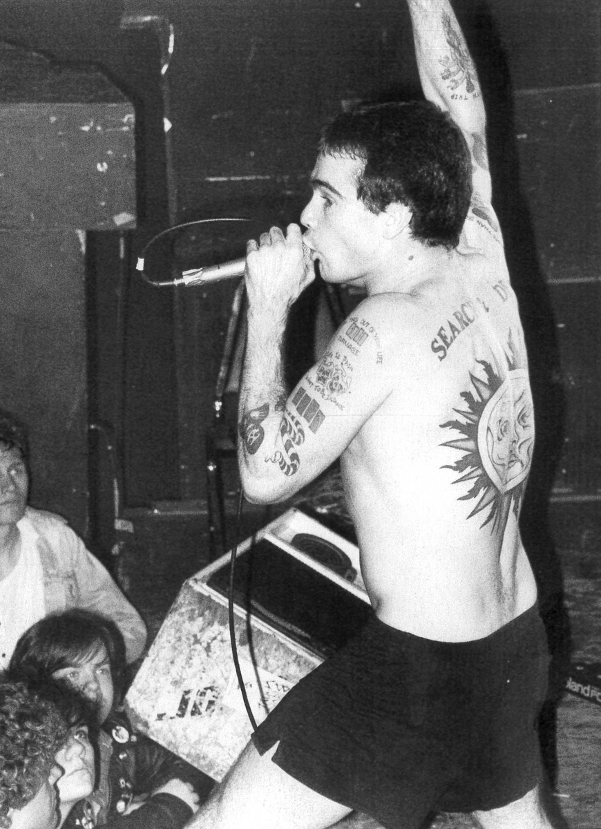 Генри Роллинз на концерте в 1987 году. Фото из книги "Unwelcomed Songs"