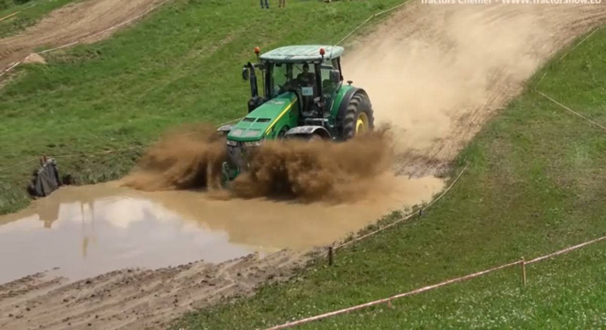 Трактора и техника увлекают малышей не меньше мультиков, но без лишнего шума