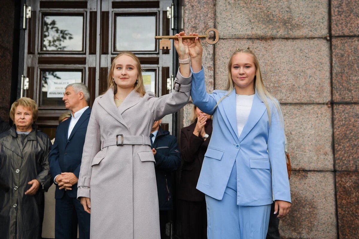    Передача ключа знаний. Фото: «Республика»/Оксана Кудряшова