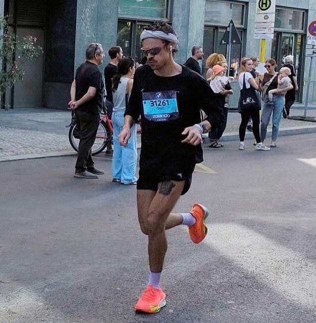 Гарри Стайлс инкогнито пробежал Берлинский марафон в воскресенье под именем Стеда Сарандоса