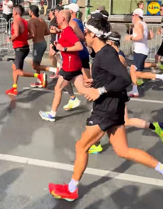 31-летний певец впечатлил зрителей, пробежав дистанцию за 2:59:13 