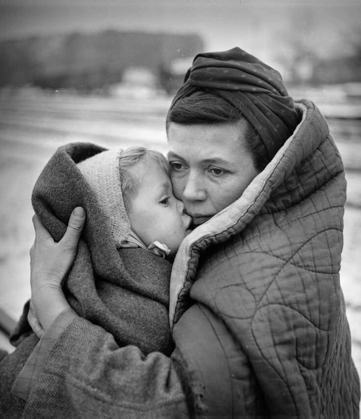 Фото из интернета. С дочерью в войну.