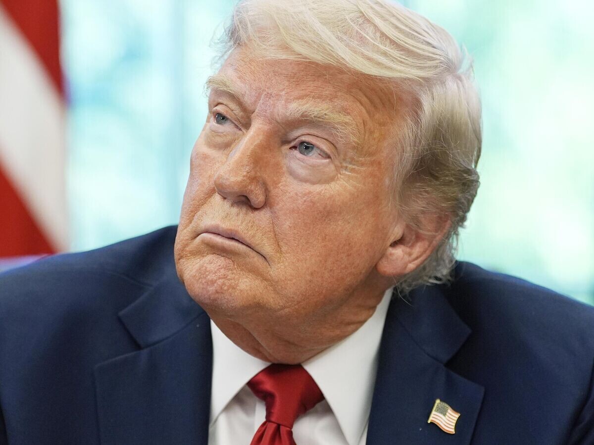    Президент США Дональд Трамп общается со СМИ в Овальном кабинете Белого дома© AP Photo / Alex Brandon